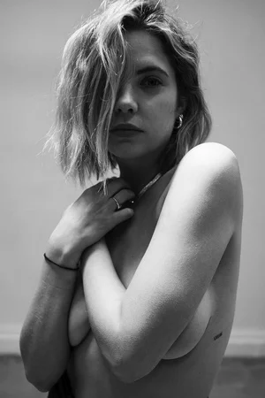 Голая Эшли Бенсон - фото 25