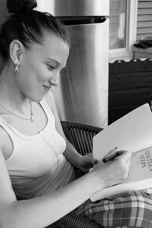 Горячие фото Милли Браун - фото 13