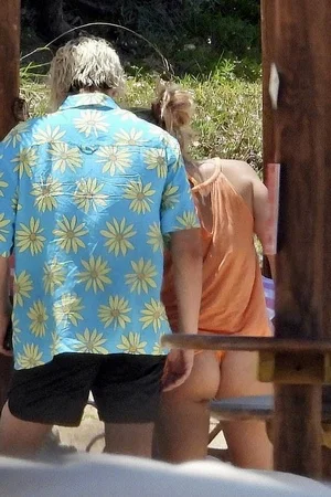 Милли Браун в купальнике - фото 46