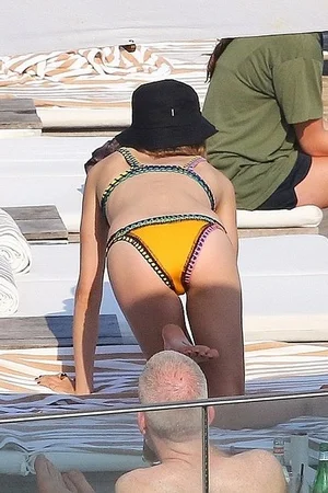 Кара Делевинь в нижнем белье и купальнике - фото 27