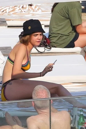 Кара Делевинь в нижнем белье и купальнике - фото 29