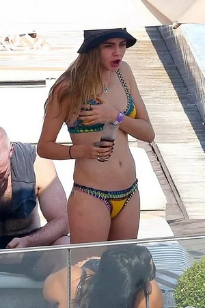 Кара Делевинь в нижнем белье и купальнике - фото 31