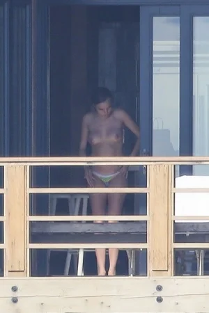 Кара Делевинь топлес - фото 38