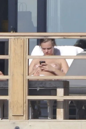 Кара Делевинь топлес - фото 39