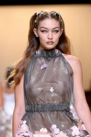 Пикантные засветы Джиджи Хадид - фото 18