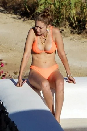 Джиджи Хадид в нижнем белье и купальнике - фото 44