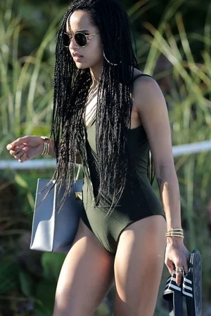 Зои Кравиц в купальнике - фото 43