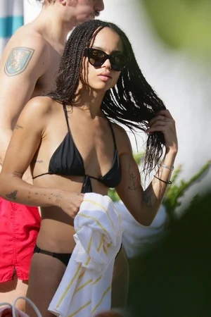 Зои Кравиц в купальнике - фото 46