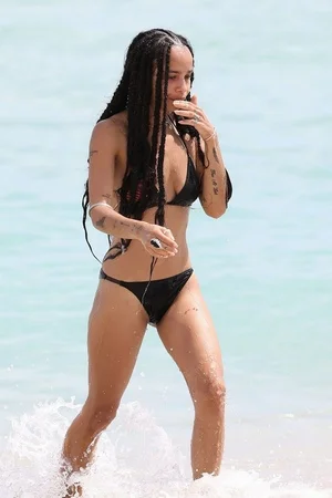 Зои Кравиц в купальнике - фото 49