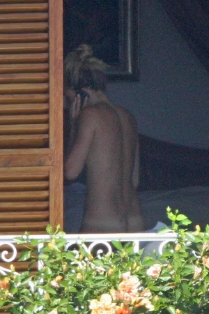 Голая Сиенна Миллер - фото 28