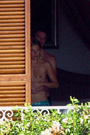 Голая Сиенна Миллер - фото 29