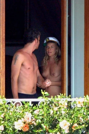 Голая Сиенна Миллер - фото 30