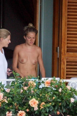 Голая Сиенна Миллер - фото 32