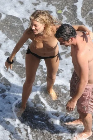 Голая Сиенна Миллер - фото 38