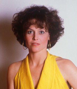 Голая Сигурни Уивер